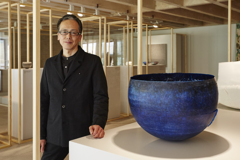 神代良明、日本『Structural Blue』2015年 ガラス粉末、酸化銅粉末