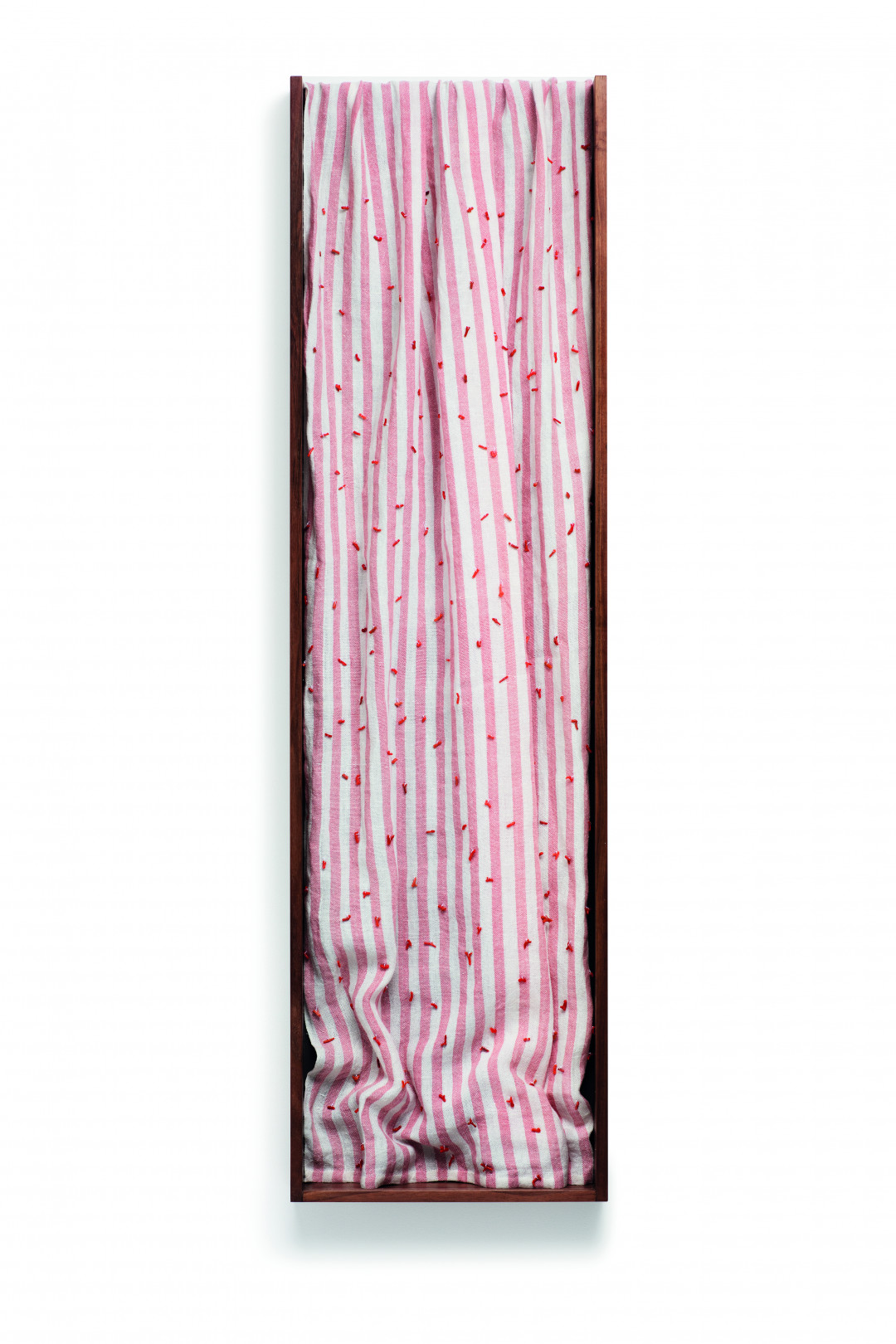 Anne Low, Canadá ‘An Ambitious Pagan I’, rubia roja desteñida tejida a mano en lino color coral, nogal negro, 119 x 22.6 x 0.75 cm.  2015