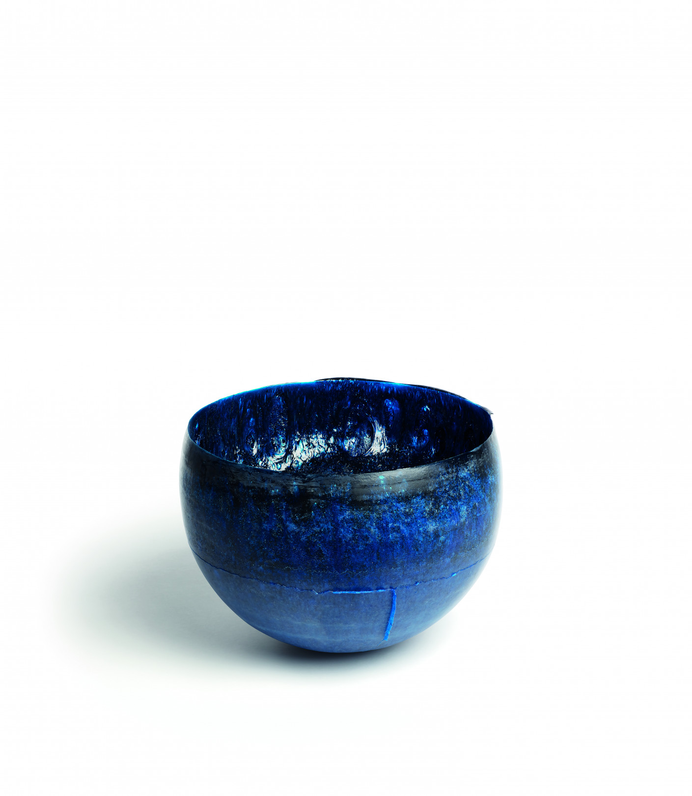 Yoshiaki Kojiro, Japón ‘Structural Blue’, polvo de cristal y polvo de óxido de cobre, 54 x 54 x 39 cm. 2015