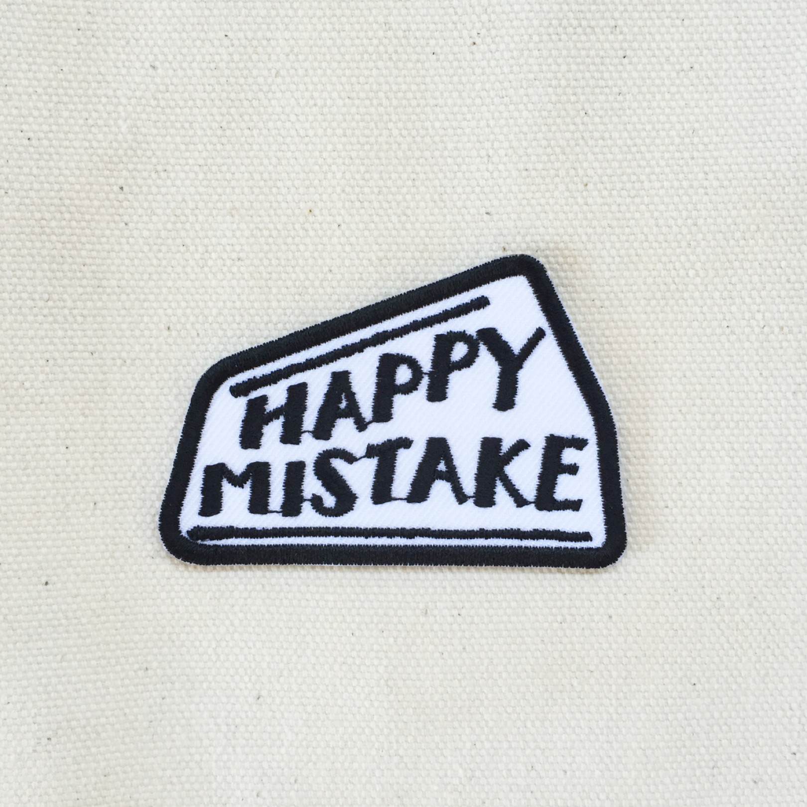 「ワッペン（アイロン接着）小『HAPPY MISTAKE』」（800円）