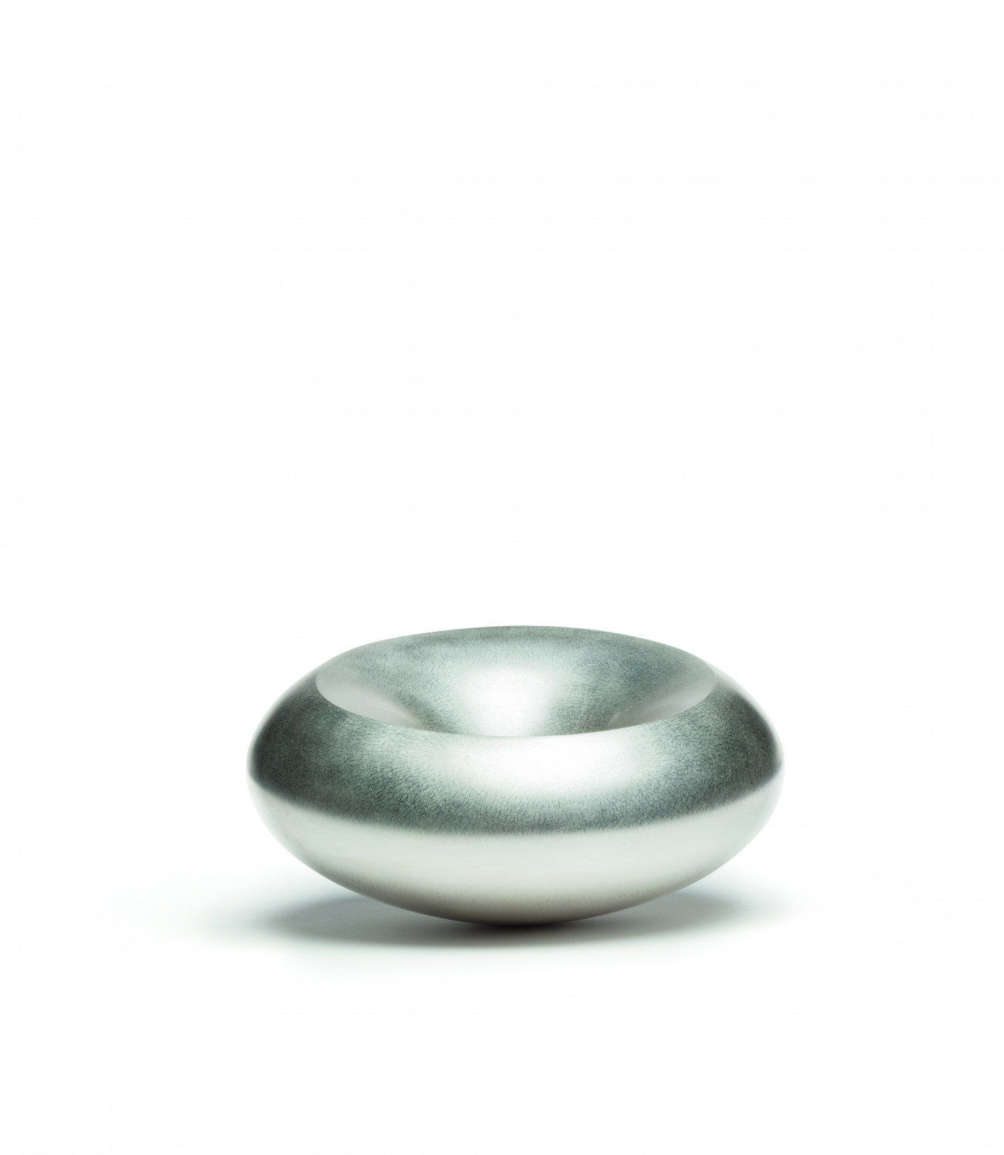 Adi Toch, Reino Unido ‘Encircling Vessel, Whispering Vessels series’, plata de Britannia que contiene bolas de acero inoxidable, 20 x 20 x 12 cm.  2015