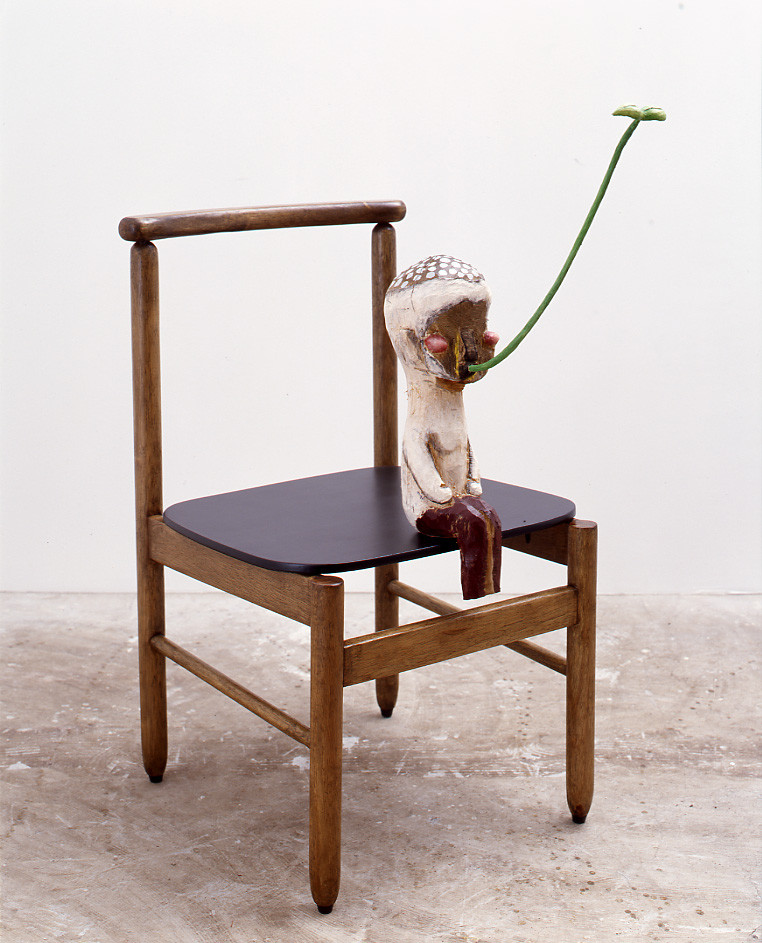 加藤泉「無題」2007 年 木、アクリル絵具、木炭、シリコン、椅子  95 x 65 x 45.5 cm