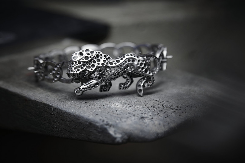 Work on the pieces from the L'ESPRIT DU LION High Jewelry collection in the CHANEL workshop, 18 Place Vendôme, Paris - Assembling of the watch's different elements before setting.