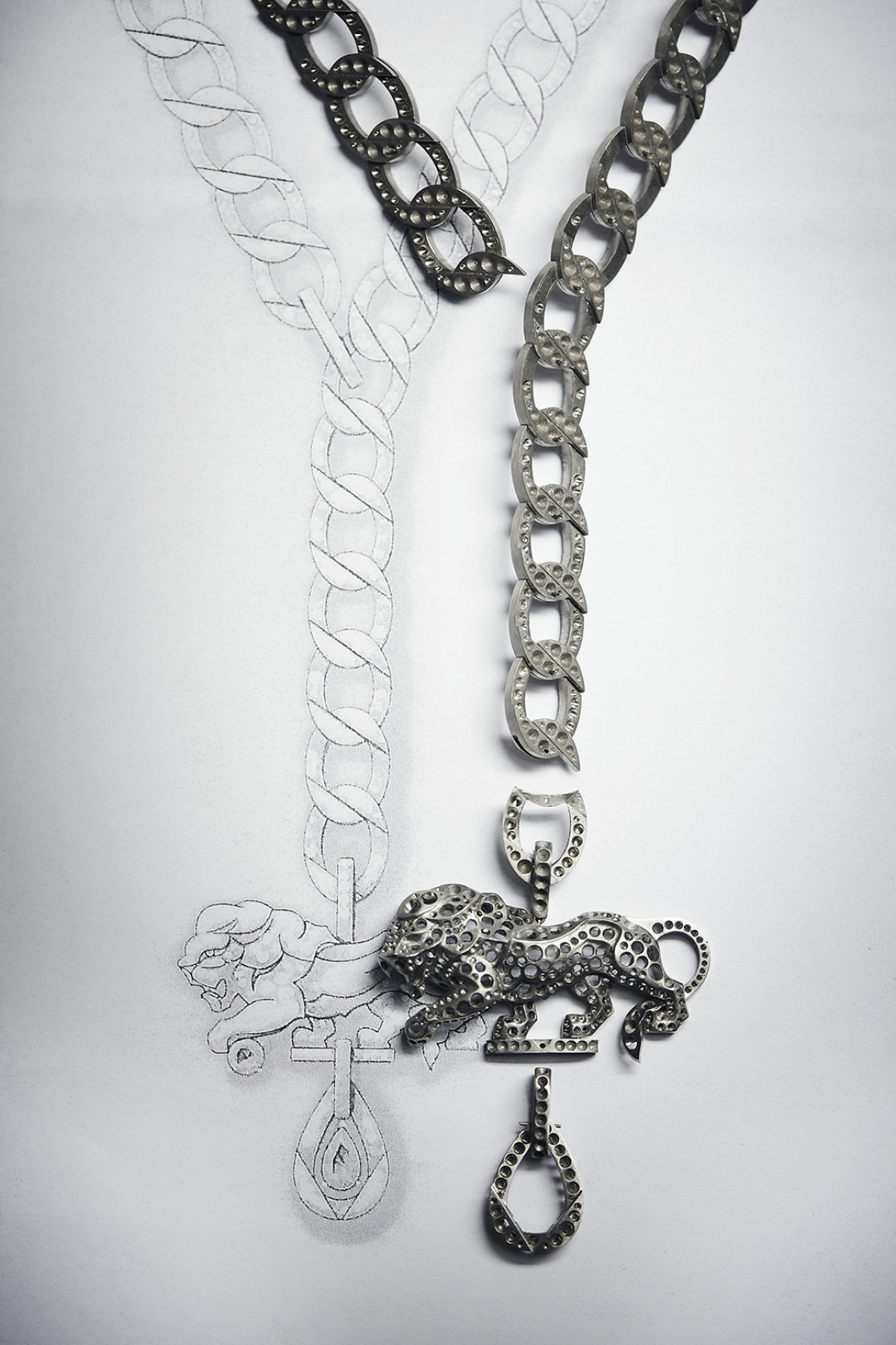 Work on the pieces from the L'ESPRIT DU LION High Jewelry collection in the CHANEL workshop, 18 Place Vendôme, Paris - Detail of the necklace before setting.