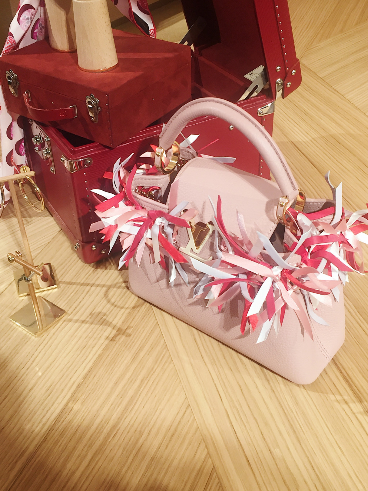 日本のおみくじから着想を得た「カプシーヌ」シリーズの限定バッグ
