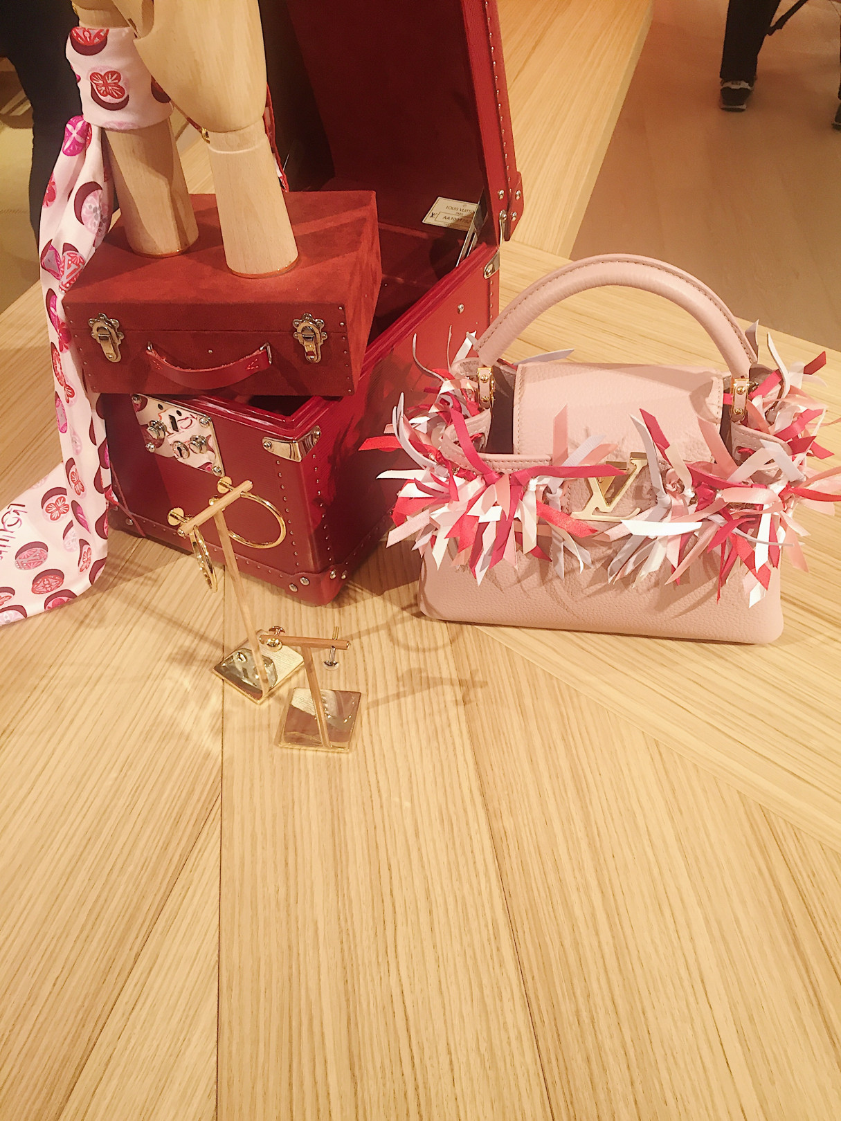 日本のおみくじから着想を得た「カプシーヌ」シリーズの限定バッグ
