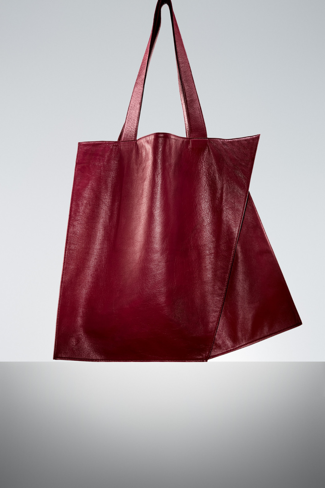 「‘ORI’ Leather Tote（Beige/Red/Black）」（9万8,000円）