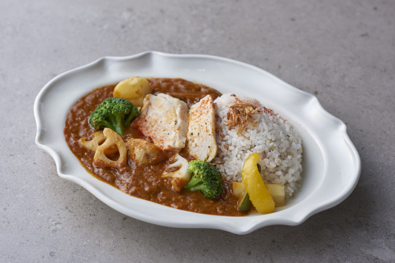 「レモンペッパーチキンとゴロゴロ野菜のフルーツカレー」（980円）