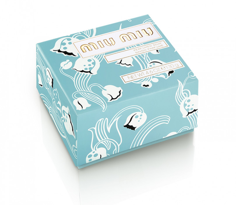 淡いブルーにスズランとミュウミュウのエンボスロゴがデザインされた美しいボックス