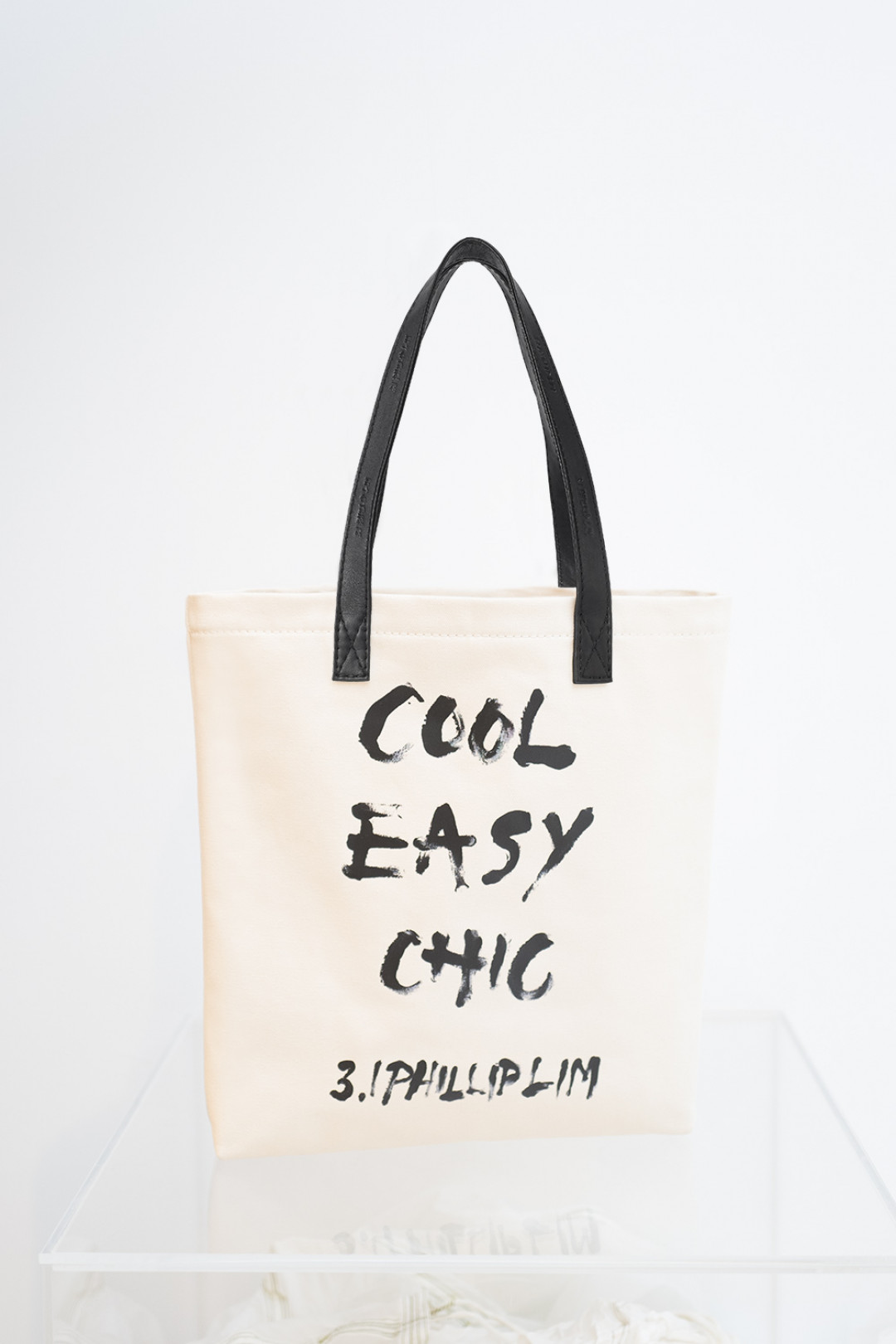 「ノース・サウス（NORTH SOUTH）『COOL, EASY, CHIC』スリムトート」（2万8,000円）