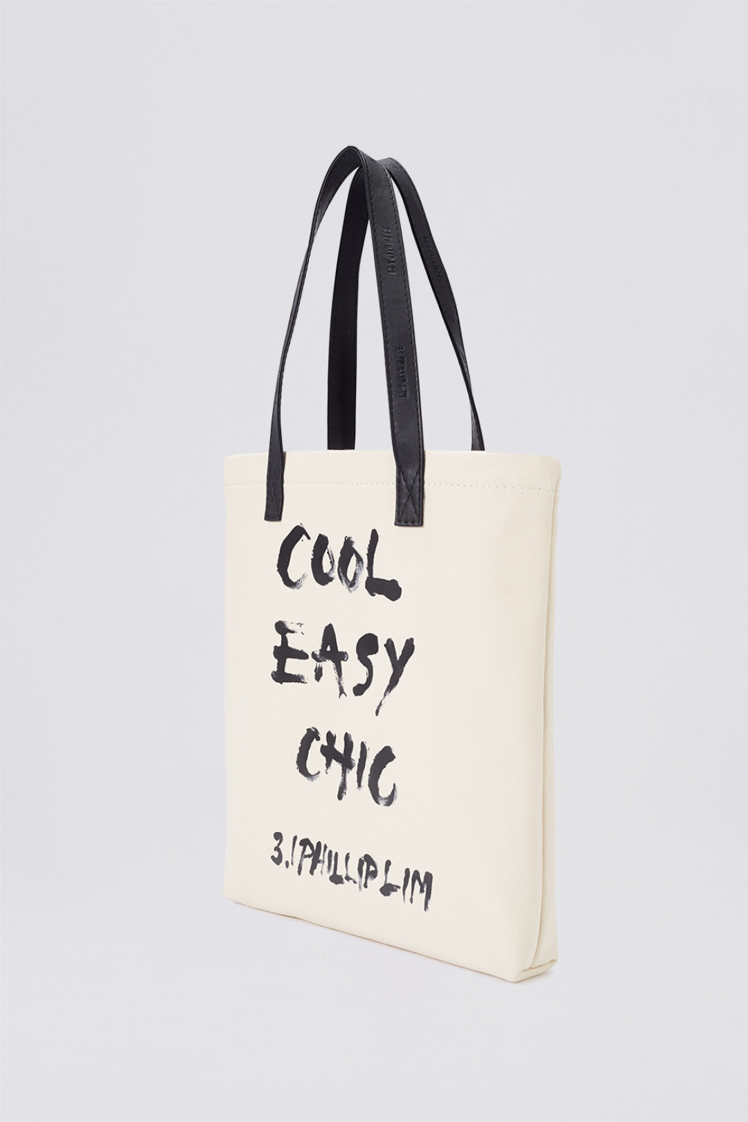 「ノース・サウス（NORTH SOUTH）『COOL, EASY, CHIC』スリムトート」（2万8,000円）