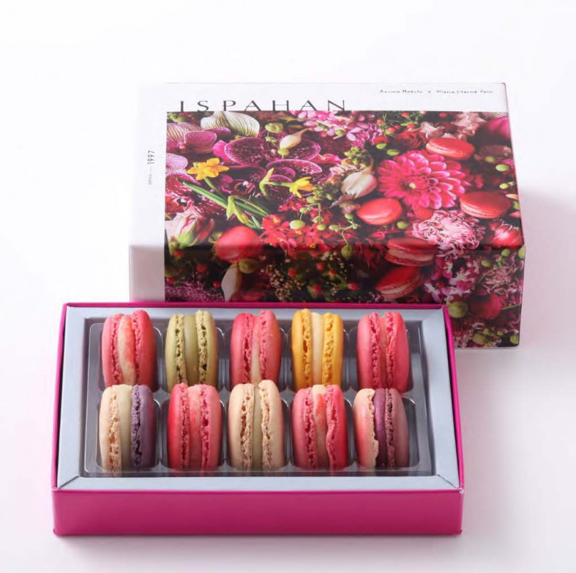 「限定BOX入りマカロン 10個詰合せ（Assortiment de 10 Macarons “Ispahan”）」（イスパハン、ジャルダン ジャポネ、アンヴィ、アンフィニマン ジャスマン、 アンフィニマン ピスターシュ、アンフィニマン シトロン 3,888円）