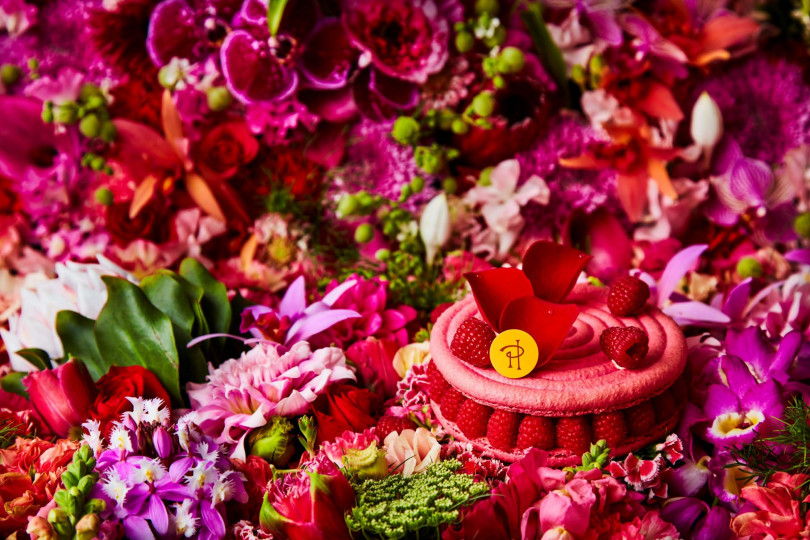 世界的なフラワーアーティストの東信と再びのコラボレーションで、美しい花々で鮮やかに表現された「イスパハン（Ispahan）」の世界観が一新