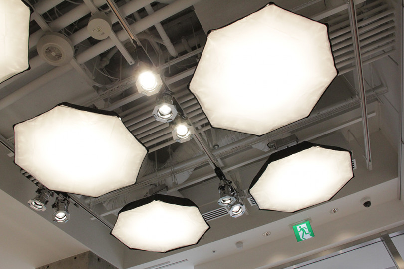 天井には撮影スタジオのライティングに使用される照明を配置