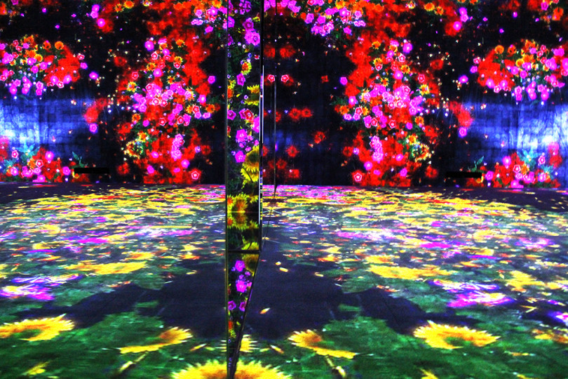 花の森、埋もれ失いそして生まれる/ Flower Forest: Lost, Immersed and Reborn teamLab, 2017, Interactive Digital Installation, Endless, Sound: Hideaki Takahashi