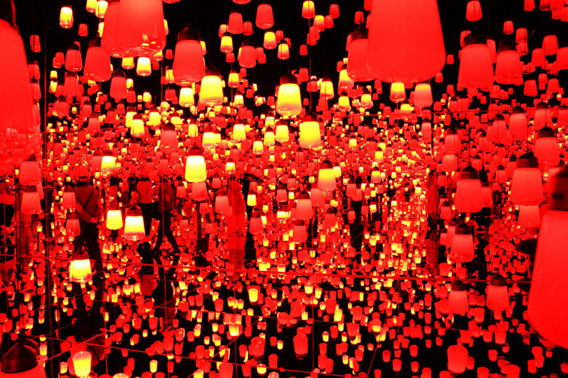 Forest of Resonating Lamps - One Stroke teamLab, 2016, Interactive Digital Installation, Murano Glass, LED, Endless