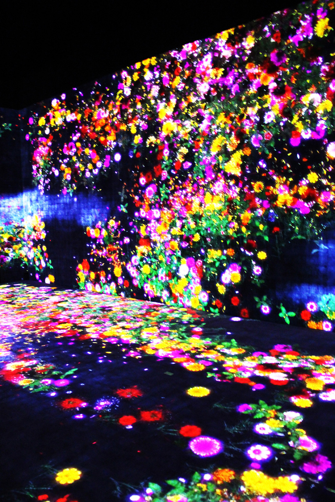 花の森、埋もれ失いそして生まれる/ Flower Forest: Lost, Immersed and Reborn teamLab, 2017, Interactive Digital Installation, Endless, Sound: Hideaki Takahashi