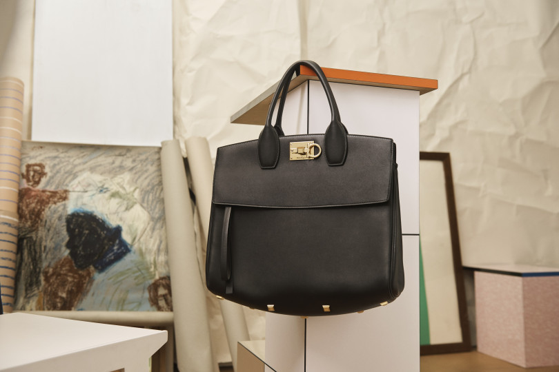 サルヴァトーレ フェラガモ（Salvatore Ferragamo）、ポール・アンドリューによる初のハンドバッグ「STUDIO BAG」登場