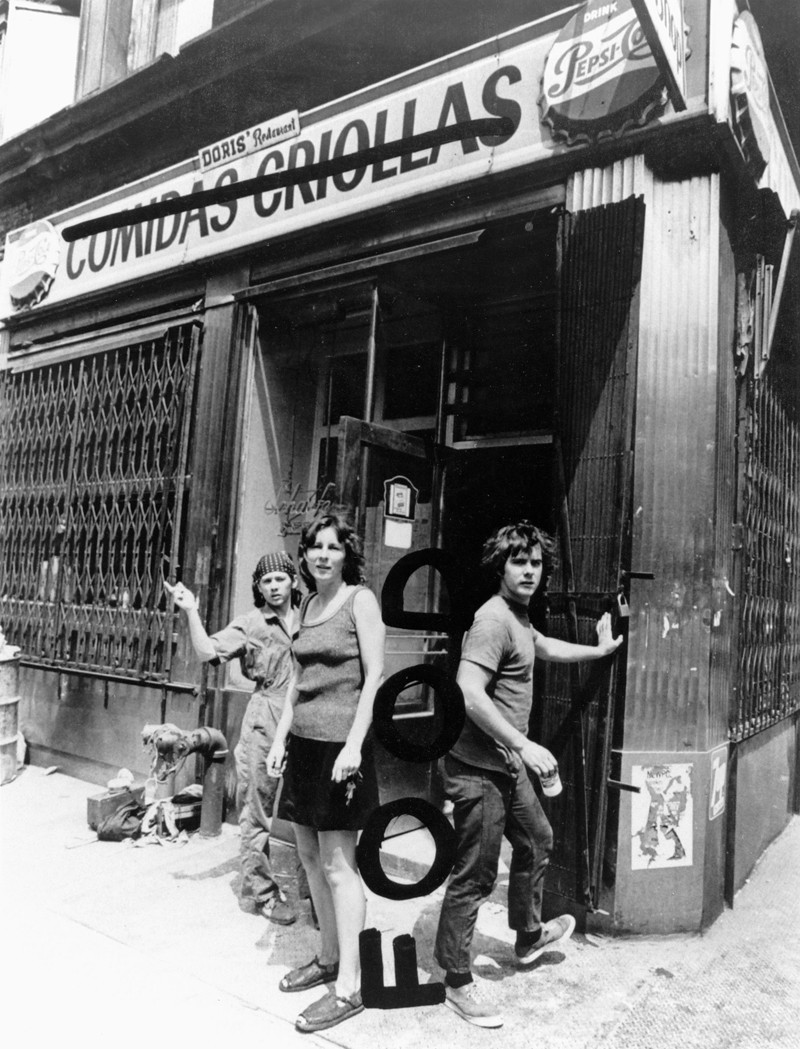 レストラン「フード」の前で、ゴードン・マッタ=クラーク、キャロル・グッデン、ティナ・ジルアール 1971年 個人蔵 Photo:Richard Landry
