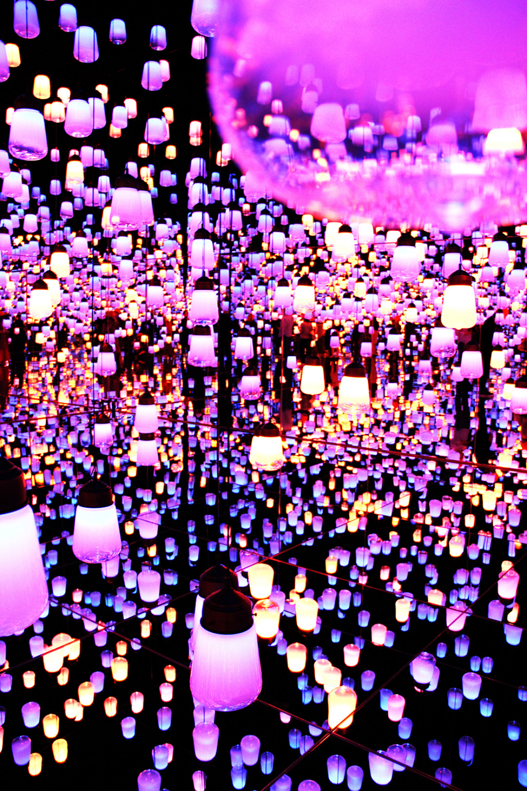 Forest of Resonating Lamps - One Stroke teamLab, 2016, Interactive Digital Installation, Murano Glass, LED, Endless