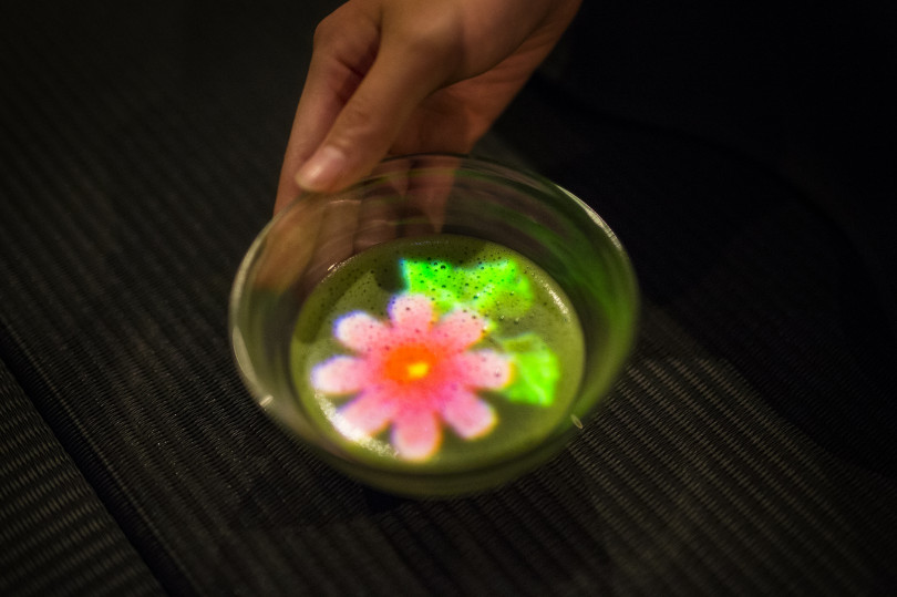 小さきものの中にある無限の宇宙に咲く花々 / Flowers Bloom in an Infinite Universe inside a Teacup teamLab, 2016, Interactive Digital Installation, Endless, Sound: Hideaki Takahashi