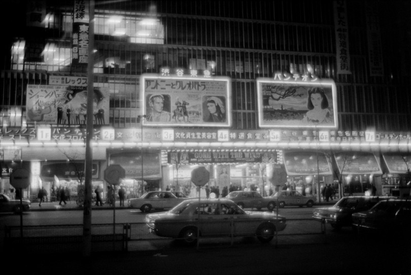 BIOTOP 2店舗で写真家・野上眞宏の写真展「BLUE: Tokyo 1968-1972」が開催