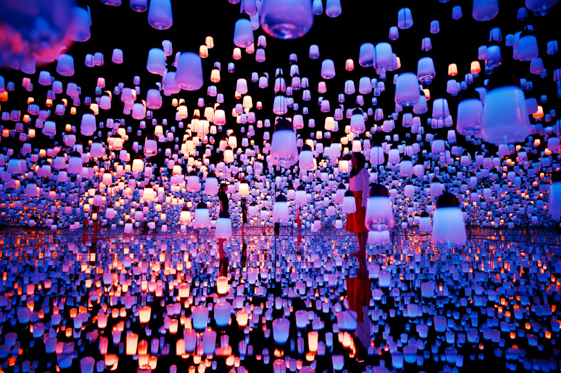 Forest of Resonating Lamps - One Stroke teamLab, 2016, Interactive Digital Installation, Murano Glass, LED, Endless