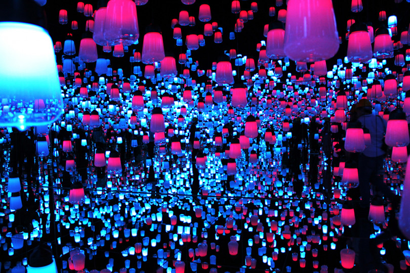 Forest of Resonating Lamps - One Stroke teamLab, 2016, Interactive Digital Installation, Murano Glass, LED, Endless