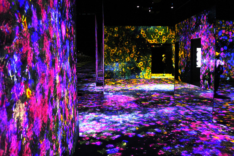 花の森、埋もれ失いそして生まれる/ Flower Forest: Lost, Immersed and Reborn teamLab, 2017, Interactive Digital Installation, Endless, Sound: Hideaki Takahashi