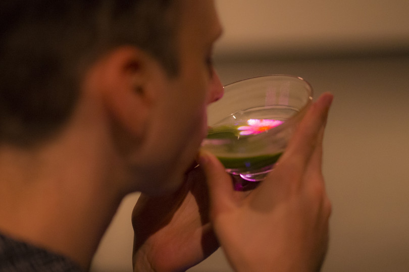 小さきものの中にある無限の宇宙に咲く花々 / Flowers Bloom in an Infinite Universe inside a Teacup teamLab, 2016, Interactive Digital Installation, Endless, Sound: Hideaki Takahashi