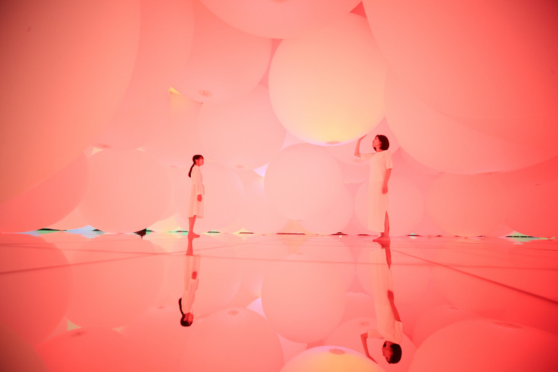 「変容する空間、広がる立体的存在 - 自由浮遊、3色と新しい9色 Expanding Three-dimensional Existence in Transforming Space - Free Floating, 12 Colors」teamLab, 2018, Interactive Installation, Endless, Sound: Hideaki Takahashi