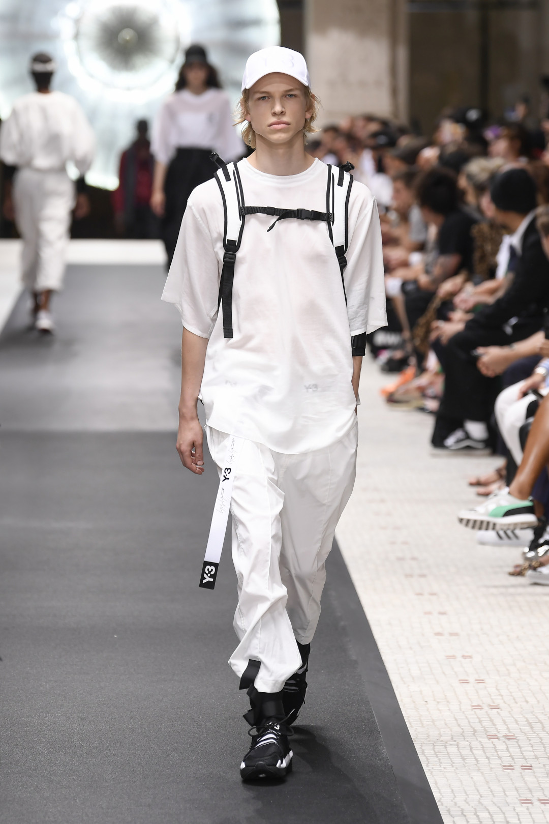 Y-3 2019年春夏コレクション