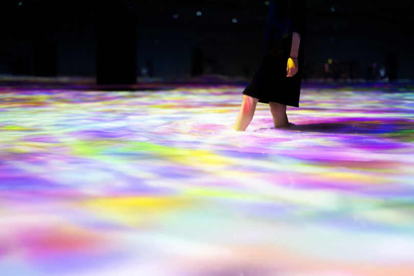 「人と共に踊る鯉によって描かれる水面のドローイング - Infinity Drawing on the Water Surface Created by the Dance of Koi and People - Infinity」teamLab, 2016-2018, Interactive Digital Installation, Endless, Sound: Hideaki Takahashi