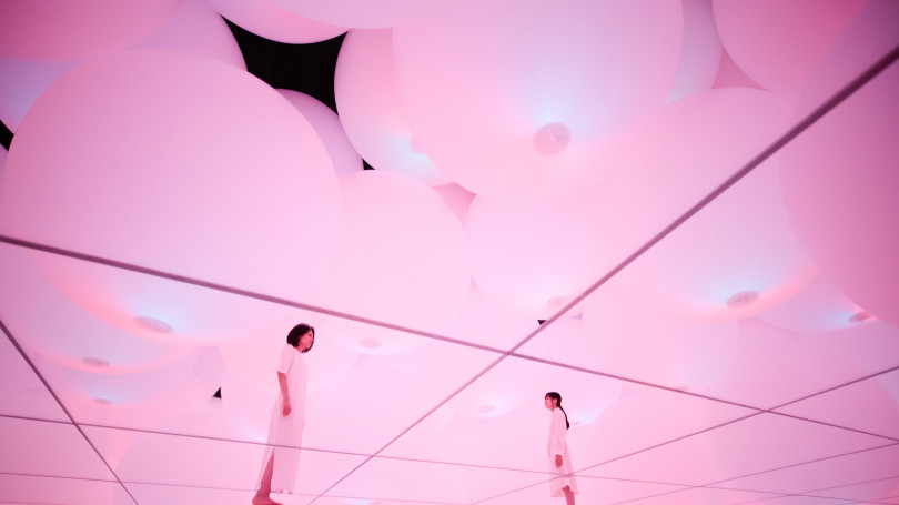 「変容する空間、広がる立体的存在 - 自由浮遊、3色と新しい9色 Expanding Three-dimensional Existence in Transforming Space - Free Floating, 12 Colors」teamLab, 2018, Interactive Installation, Endless, Sound: Hideaki Takahashi
