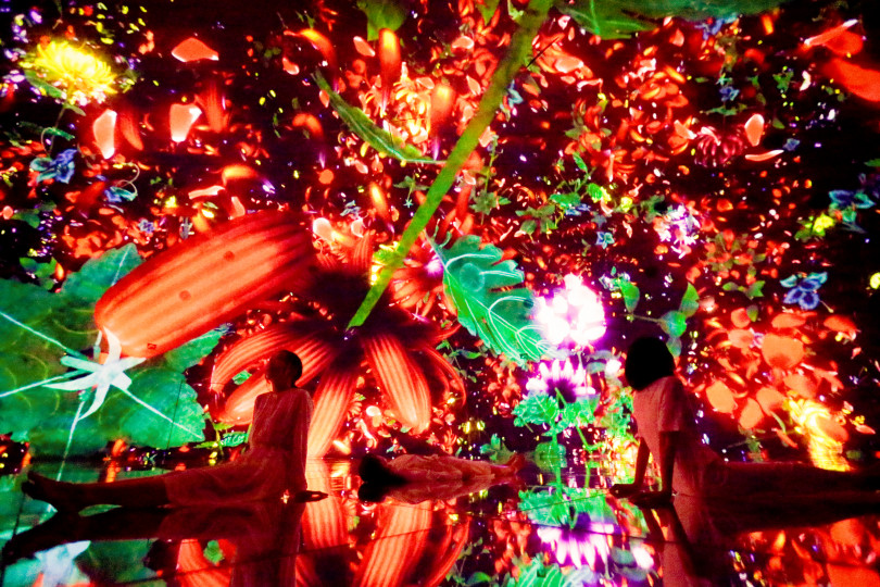 「Floating in the Falling Universe of Flowers」teamLab, 2016-2018, Interactive Digital Installation, Endless, Sound: Hideaki Takahashi