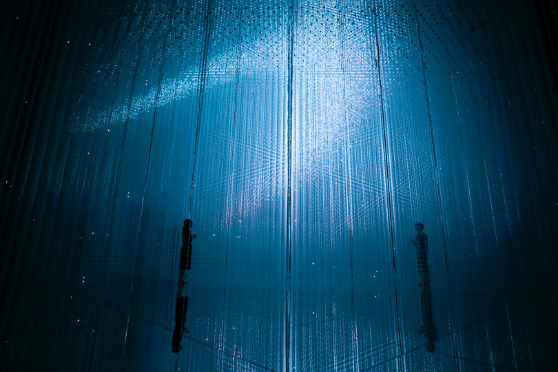 「The Infinite Crystal Universe」teamLab, 2018, Interactive Installation of Light Sculpture, LED, Endless, Sound: teamLab