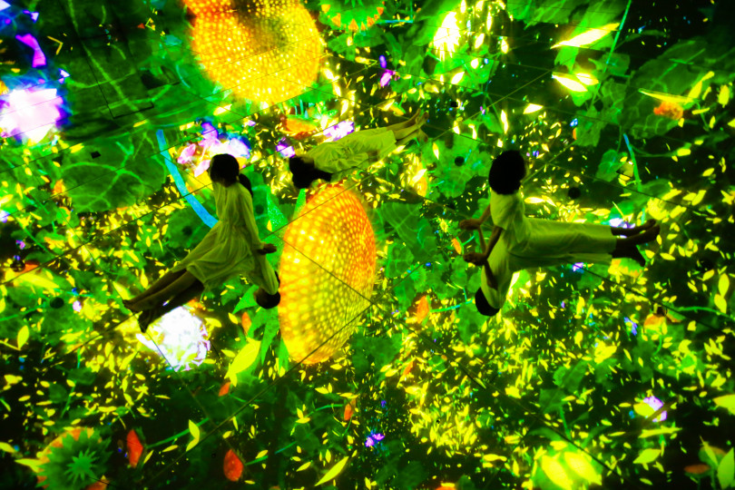 「Floating in the Falling Universe of Flowers」teamLab, 2016-2018, Interactive Digital Installation, Endless, Sound: Hideaki Takahashi