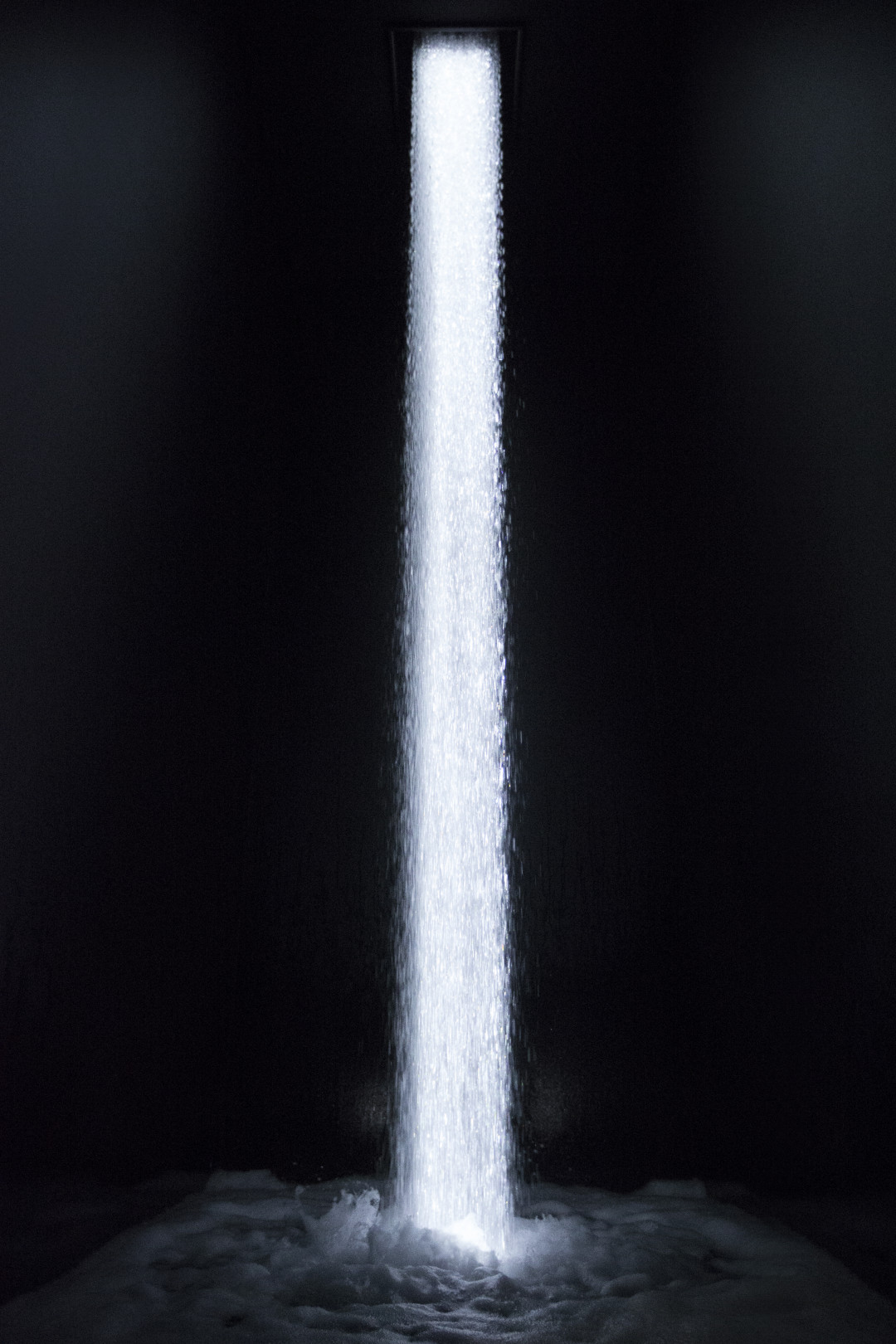 「坂の上にある光の滝 Waterfall of Light Particles at the Top of an Incline」teamLab, 2018, Digital Installation