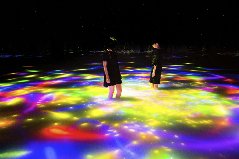 「人と共に踊る鯉によって描かれる水面のドローイング - Infinity Drawing on the Water Surface Created by the Dance of Koi and People - Infinity」teamLab, 2016-2018, Interactive Digital Installation, Endless, Sound: Hideaki Takahashi