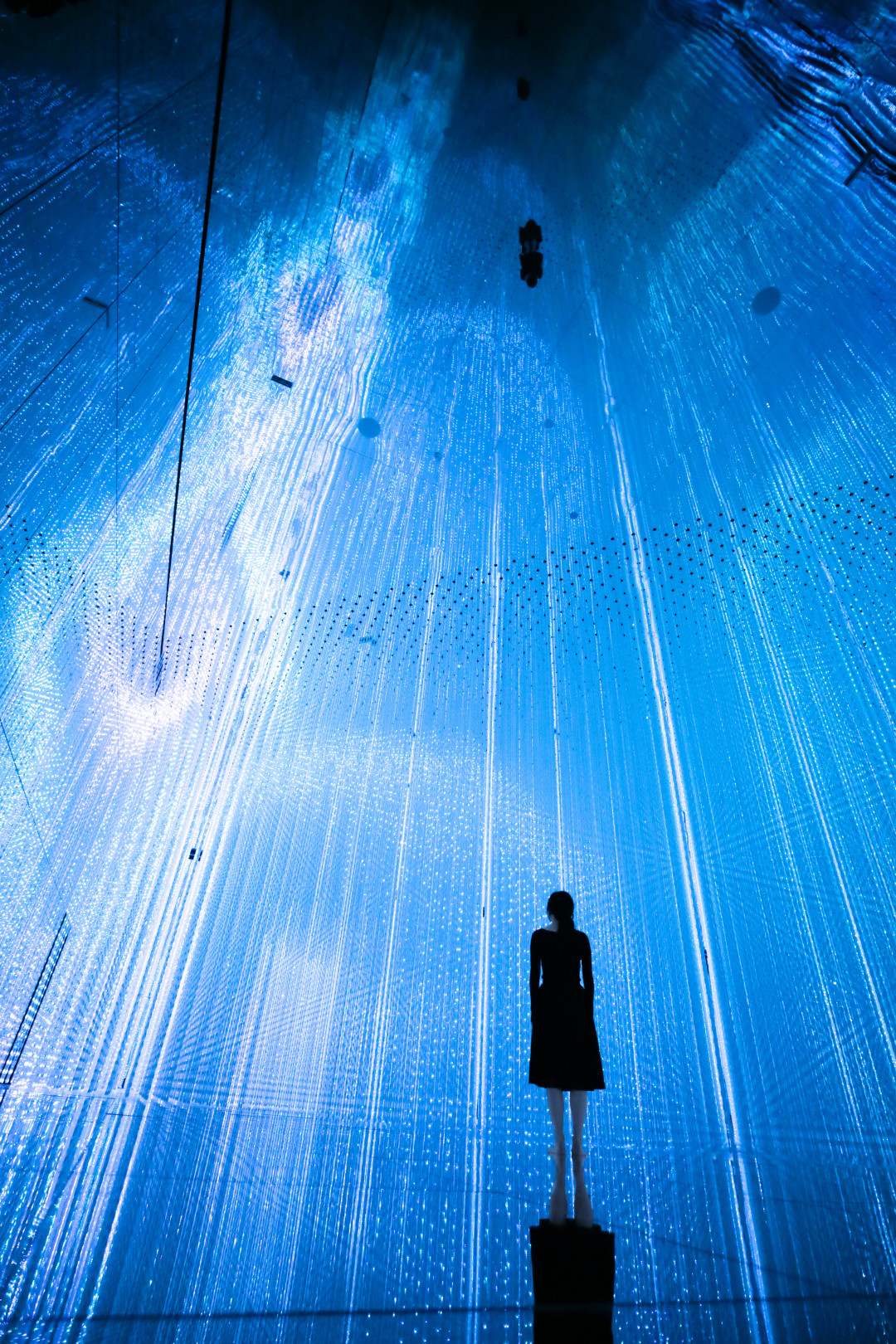 「The Infinite Crystal Universe」teamLab, 2018, Interactive Installation of Light Sculpture, LED, Endless, Sound: teamLab
