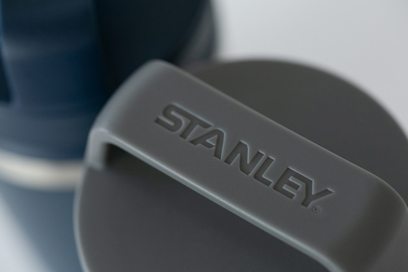 「ステンレスボトル フラグメント×STANLEY ネイビー 236ml」、「ステンレスボトル フラグメント×STANLEY グレー 236ml」（各4,000円）