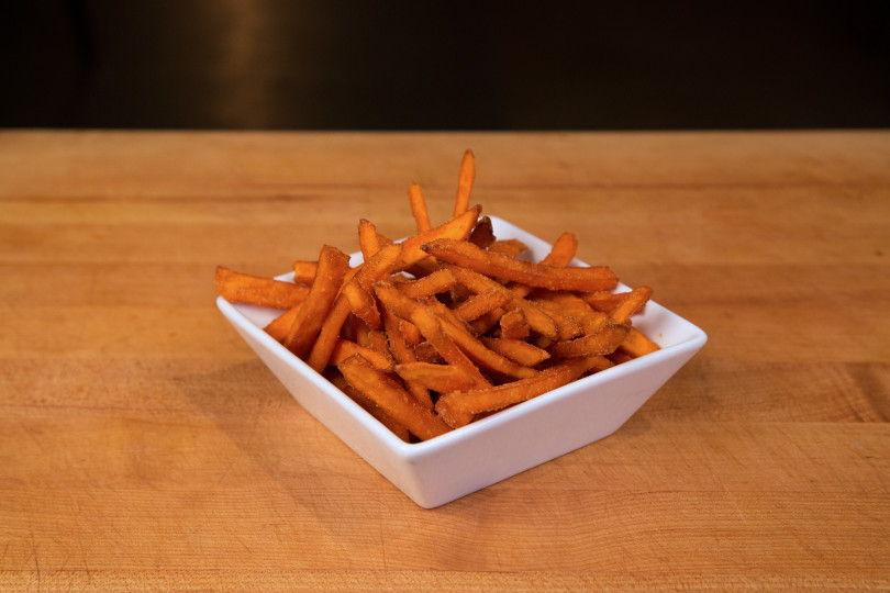 スウィートポテトフライ（SWEET POTATO FRIES）