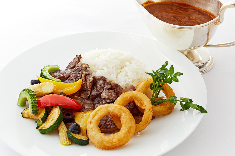 ステーキカレー 野菜とオニオンフライ添え