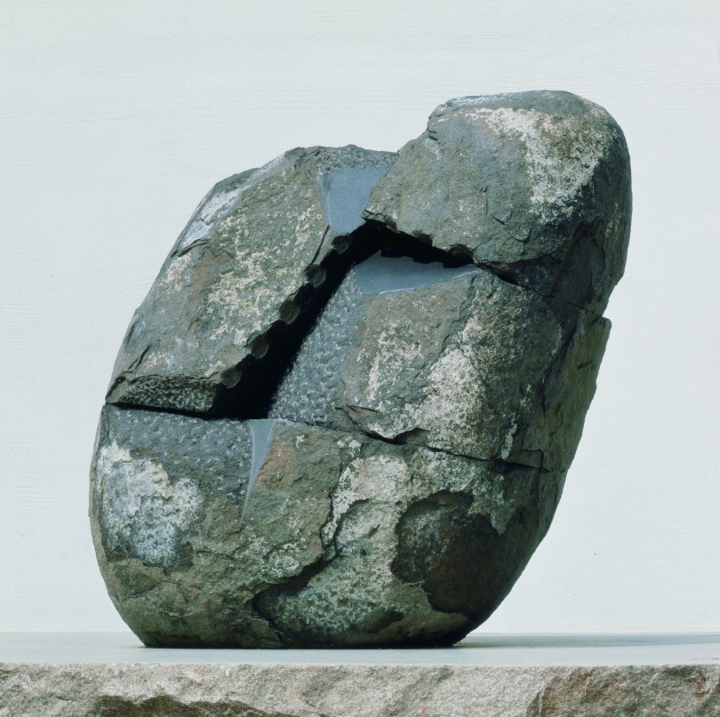 イサム・ノグチ《無題》1987年 インド産花崗岩 イサム・ノグチ庭園美術館（ニューヨーク）蔵（公益財団法人イサム・ノグチ日本財団に永久貸与）