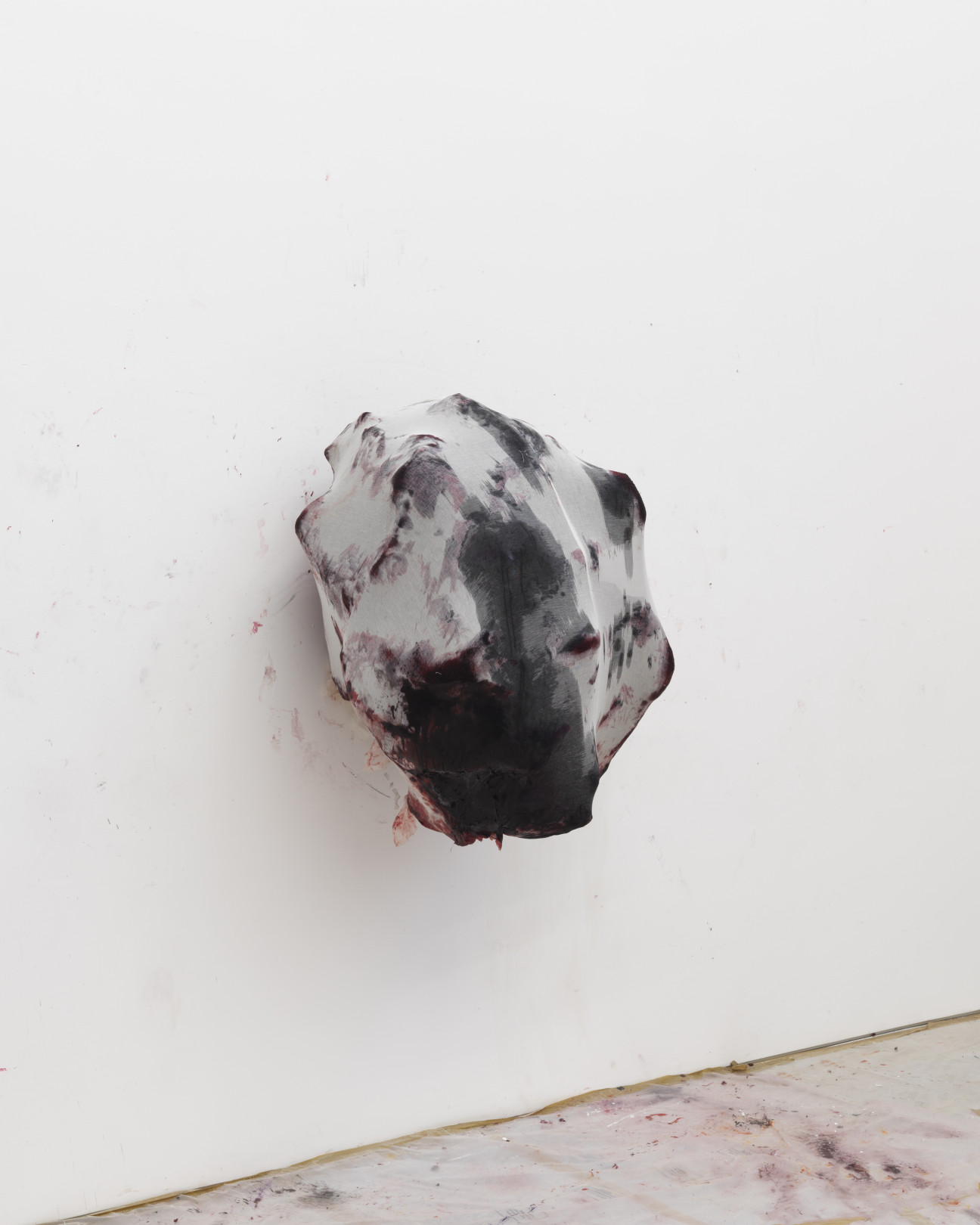 「I looking in at me」2016 / Silicone, fibreglass and gauze, 107 x 86 x 89 cm / © Anish Kapoor, 2018 / Courtesy of SCAI THE BATHHOUSE