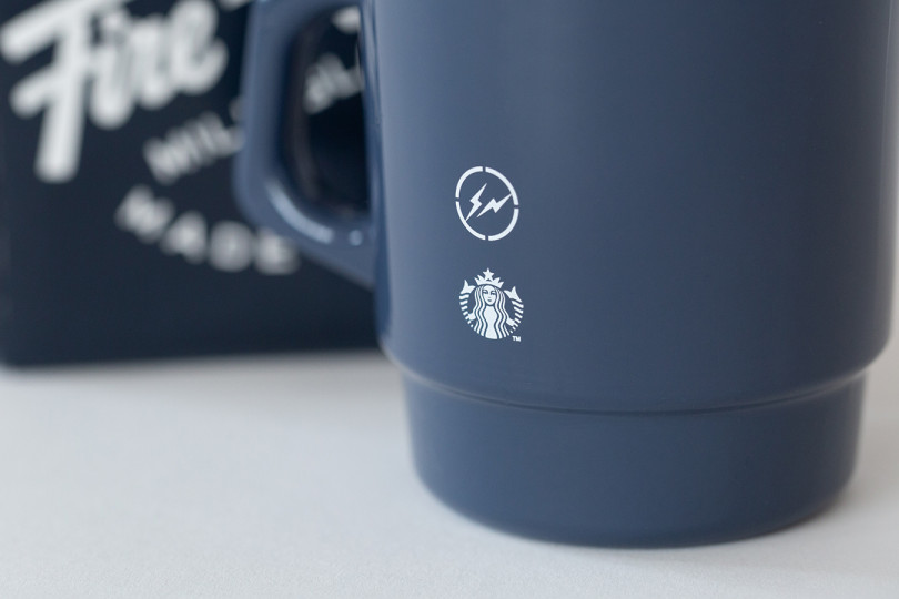 スターバックス（STARBUCKS®）が、藤原ヒロシ主宰のデザインプロジェクト・フラグメントデザイン（Fragment Design）とのコラボレーション企画第二弾となる、ファイヤーキング（Fire-King）のグラスマグ2種を発表