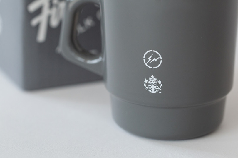 スターバックス（STARBUCKS®）が、藤原ヒロシ主宰のデザインプロジェクト・フラグメントデザイン（Fragment Design）とのコラボレーション企画第二弾となる、ファイヤーキング（Fire-King）のグラスマグ2種を発表