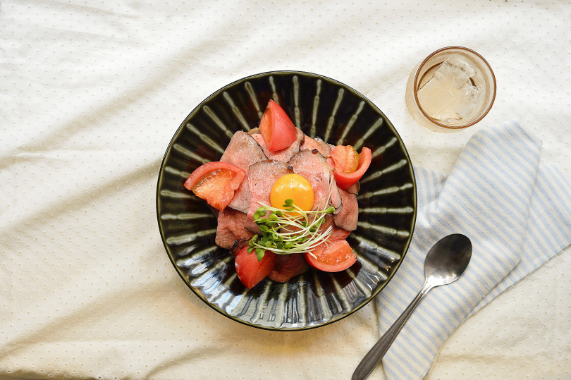 前田珈琲「黒毛和牛ローストビーフ丼セット」（税込2,484円 / ドリンク付）