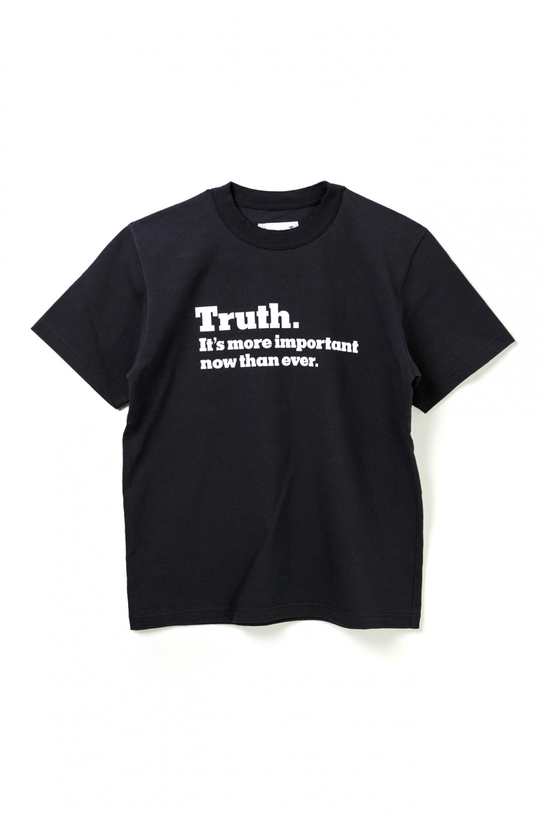 “Truth”Tシャツ（ ネイビー / 1万8,000円）