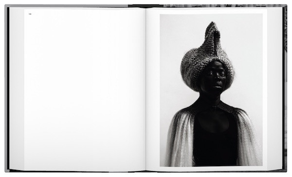 『Somnyama Ngonyama, Hail the Dark Lioness』Zanele Muholi